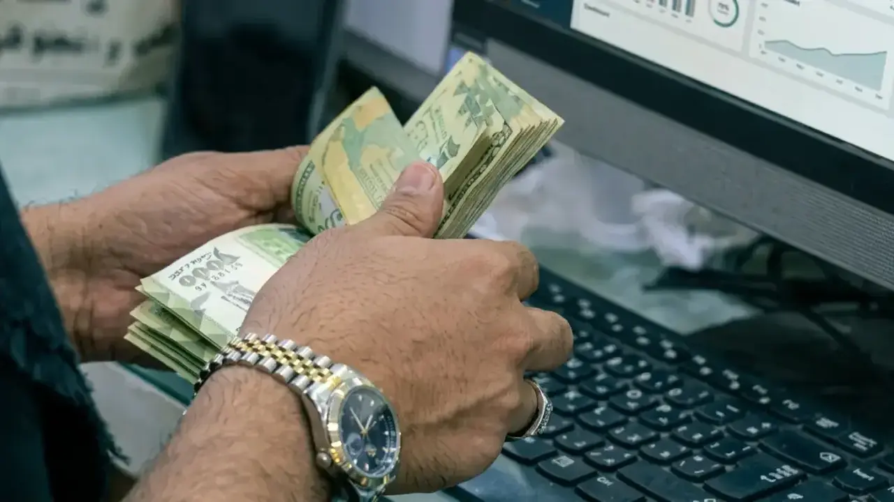 انفجار سعر الدولار يخلق فجوة اقتصادية تلتهم 3 رواتب من المواطنين اليمنيين